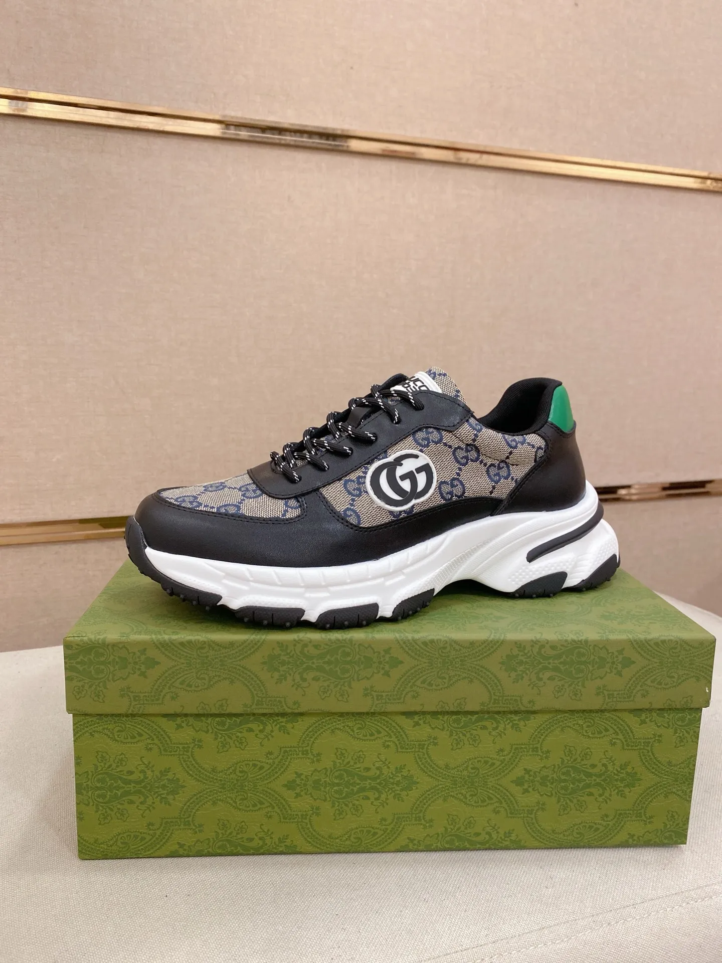 Men's men's shoes 442💰🇮🇹🇮🇹GUCCI🔍🔍new models are on sale at the same time at the counter. The uppers are made of top-grain cowhide imported from Italy. Fully imported genuine leather lining 💪💪, completely 1⃣️ to 1⃣️ replica 🇮🇹💪💪, ⚠ sole: original sole provided by the original factory, exclusive movable molded sole super comfortable, ⚠ original factory follow-up, 🔍🔍 high quality, you can go in and out of the counter at will, welcome to compare⚠. Code number: 38-44. Can be customized 45-46